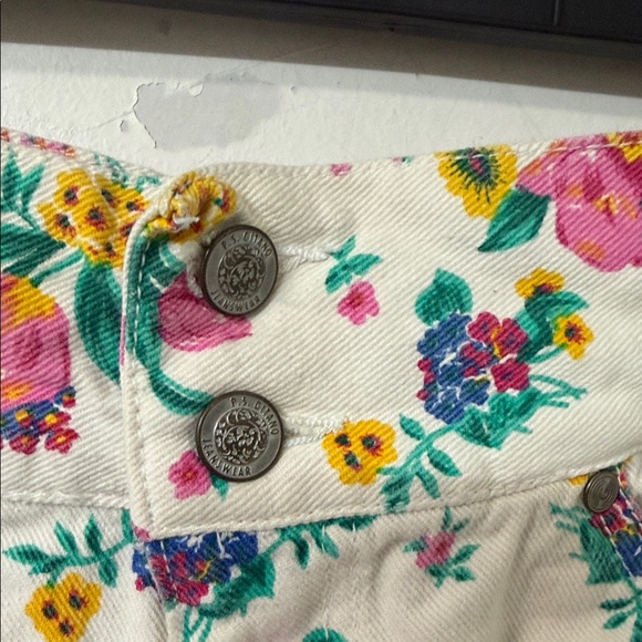 Gitano Women's Floral Print Shorts - White and Multicolor 1990’s - Picture 2 of 4